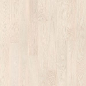 Tarima flotante de madera natural blanco lacado.