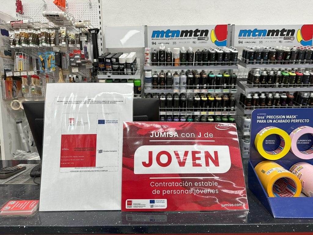 Fotografía pinturas Jumisa con J de Joven ayuda empleo joven