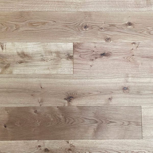 Tarima flotante de madera de roble tannat.